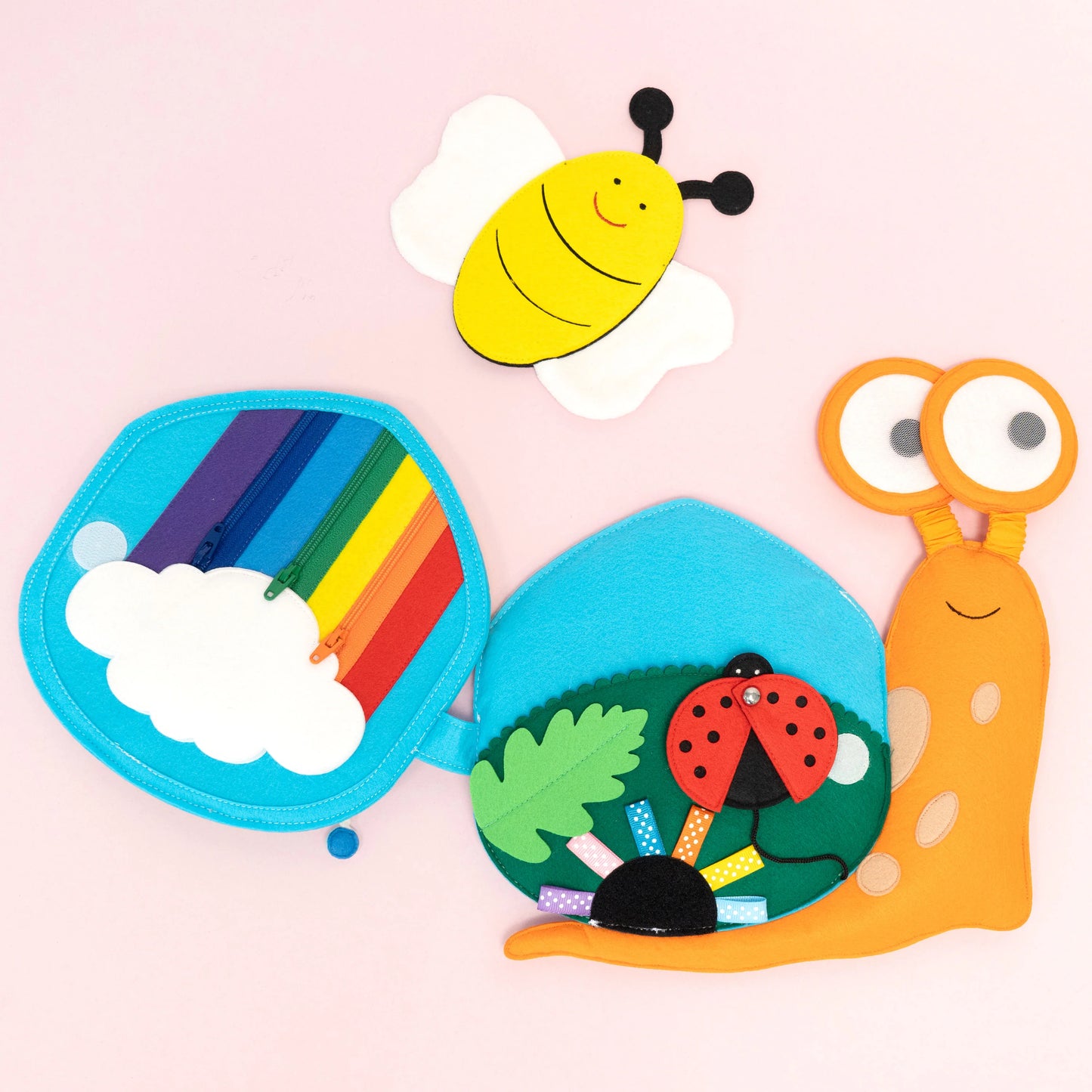 Die Travel Buddy Schnecke von Jolly Designs ist der perfekte Begleiter für kleine Entdecker ab 18 Monaten! Mit ihrem farbenfrohen Schneckenhaus voller interaktiver Aktivitäten lädt sie Kinder dazu ein, spielerisch ihre Feinmotorik, Kreativität und kognitiven Fähigkeiten zu fördern. Die liebevoll gestalteten Details und abwechslungsreichen Spielelemente machen jedes Abenteuer zu einem besonderen Erlebnis – ob zu Hause, im Wartezimmer oder auf Reisen.