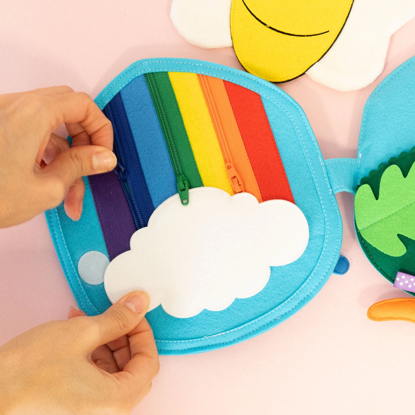Die Travel Buddy Schnecke von Jolly Designs ist der perfekte Begleiter für kleine Entdecker ab 18 Monaten! Mit ihrem farbenfrohen Schneckenhaus voller interaktiver Aktivitäten lädt sie Kinder dazu ein, spielerisch ihre Feinmotorik, Kreativität und kognitiven Fähigkeiten zu fördern. Die liebevoll gestalteten Details und abwechslungsreichen Spielelemente machen jedes Abenteuer zu einem besonderen Erlebnis – ob zu Hause, im Wartezimmer oder auf Reisen.