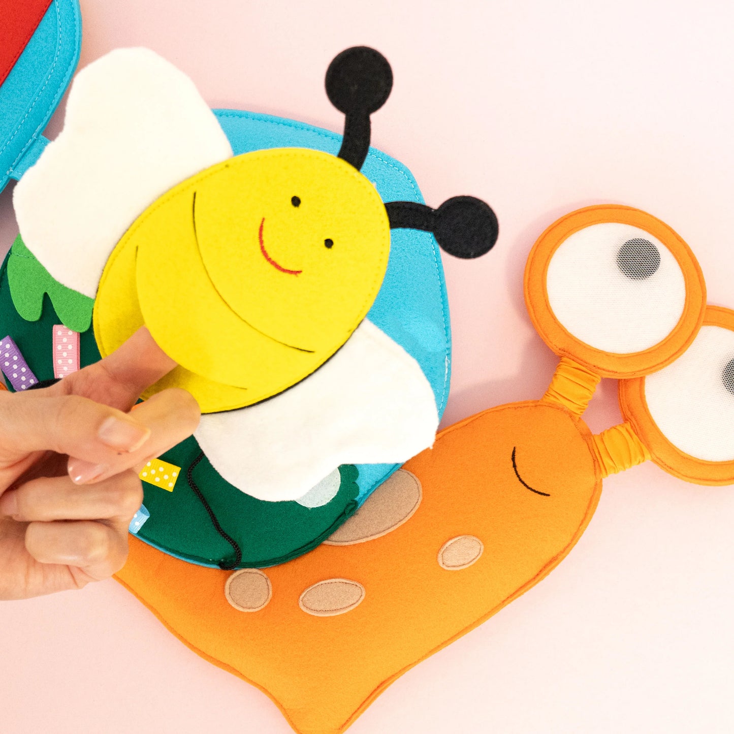Die Travel Buddy Schnecke von Jolly Designs ist der perfekte Begleiter für kleine Entdecker ab 18 Monaten! Mit ihrem farbenfrohen Schneckenhaus voller interaktiver Aktivitäten lädt sie Kinder dazu ein, spielerisch ihre Feinmotorik, Kreativität und kognitiven Fähigkeiten zu fördern. Die liebevoll gestalteten Details und abwechslungsreichen Spielelemente machen jedes Abenteuer zu einem besonderen Erlebnis – ob zu Hause, im Wartezimmer oder auf Reisen.