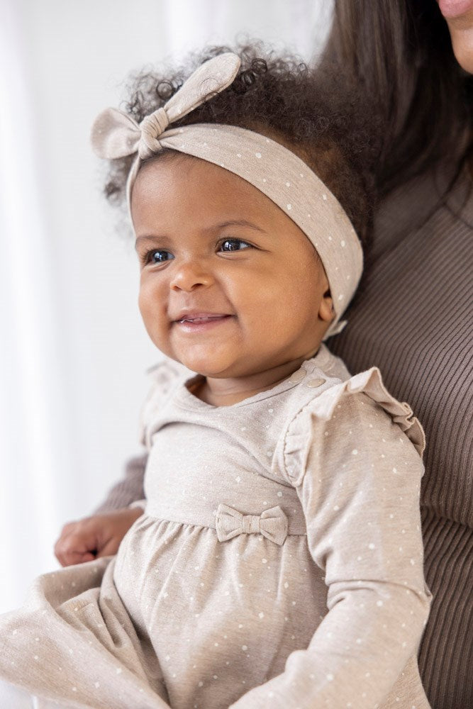 Beschreibung
Dieses verspielte Haarband aus der Kollektion „The Magic is in You“ von Feetje bringt Schwung in jeden Look. Es hält nicht nur dein Haar perfekt in Form, sondern zaubert auch ein Lächeln auf jedes Gesicht – denn ein bisschen Magie gehört einfach dazu! Ideal, um deinen Style mit einem fröhlichen Akzent zu versehen und den Alltag bunter zu machen.