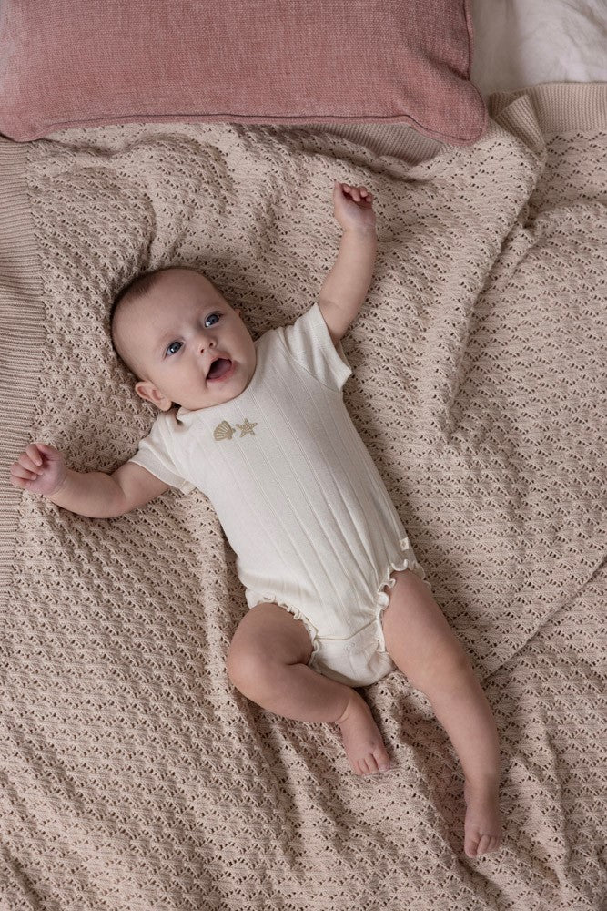 Beschreibung
Gerippter Body von Feetje aus der Kollektion Starfish Wishes
Material
100% CO Pointelle Rib