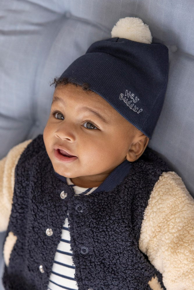 Beschreibung
Die dunkelblaue Mütze von Feetje mit weißem Bommel vereint Komfort und trendiges Design. Sie hält Sie an kalten Tagen angenehm warm und setzt mit dem kontrastreichen Bommel einen modischen Akzent. Ein stylisches Must-have, das jedes Winteroutfit aufwertet.