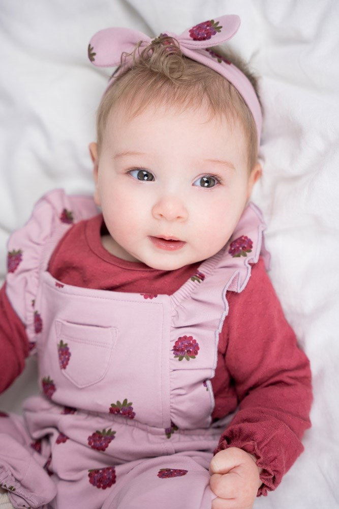 Dieser Jumpsuit aus der besonderen Kollektion "You are So Sweet" von Feetje ist der perfekte Begleiter für Ihre Kleine. Der süße Look vereint Komfort und Stil, während die hochwertige Qualität für Langlebigkeit sorgt. Mit diesem Jumpsuit wird Ihr Kind garantiert zum Blickfang.