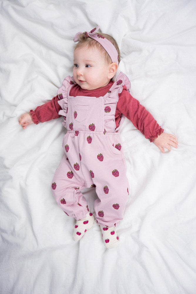 Dieser Jumpsuit aus der besonderen Kollektion "You are So Sweet" von Feetje ist der perfekte Begleiter für Ihre Kleine. Der süße Look vereint Komfort und Stil, während die hochwertige Qualität für Langlebigkeit sorgt. Mit diesem Jumpsuit wird Ihr Kind garantiert zum Blickfang.
