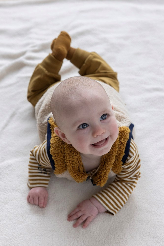 Beschreibung
Dieses Langarmshirt aus der Keep Rolling Kollektion von Feetje überzeugt mit hochwertiger Verarbeitung und zeitlosem Design. Es bietet angenehmen Tragekomfort und ist ideal für aktive Kinder, die Wert auf Stil und Bewegungsfreiheit legen. Perfekt für jede Jahreszeit und vielseitig kombinierbar – ein Must-have für kleine Entdecker.