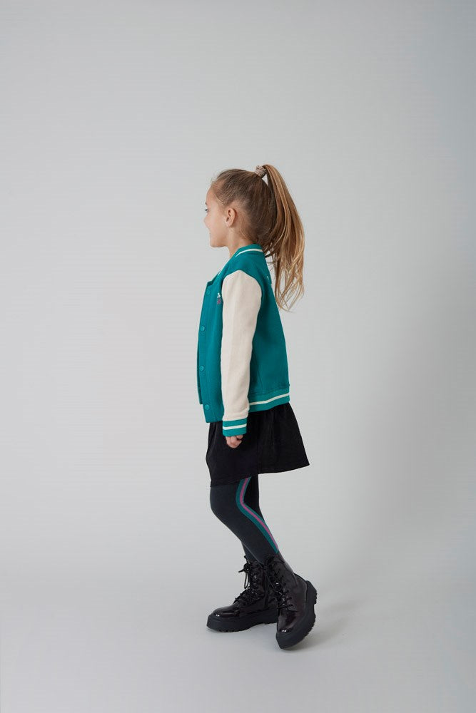 Die passende Strumpfhose aus der trendigen Kollektion von Jubel sorgt für den perfekten Look bei stylischen Kids. Mit hohem Tragekomfort und trendigem Design ist sie ein Muss für alle kleinen Fashionistas.