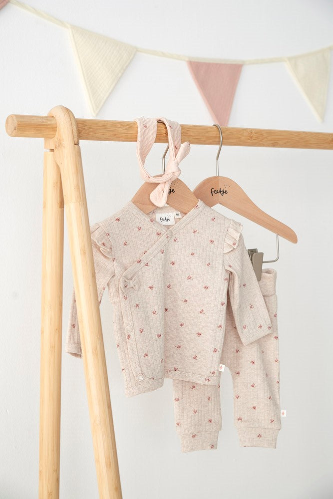 Diese gerippte Hose aus der Morning Sun Kollektion von Feetje besticht durch zarte, kleine Blumenmuster und verleiht jedem Outfit eine frische, verspielte Note.
