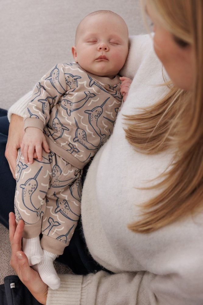 Dieser beige Pullover aus der Narwal-Kollektion von Feetje besticht durch einen durchgehenden Narwal-Print und bietet angenehmen Tragekomfort.