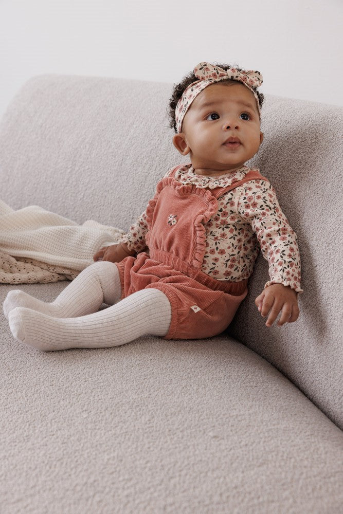 Dieser gerippte Body mit durchgehendem Blumenmuster stammt aus der Woodland Bloom Kollektion von Feetje und bietet angenehmen Tragekomfort für Ihr Kind.