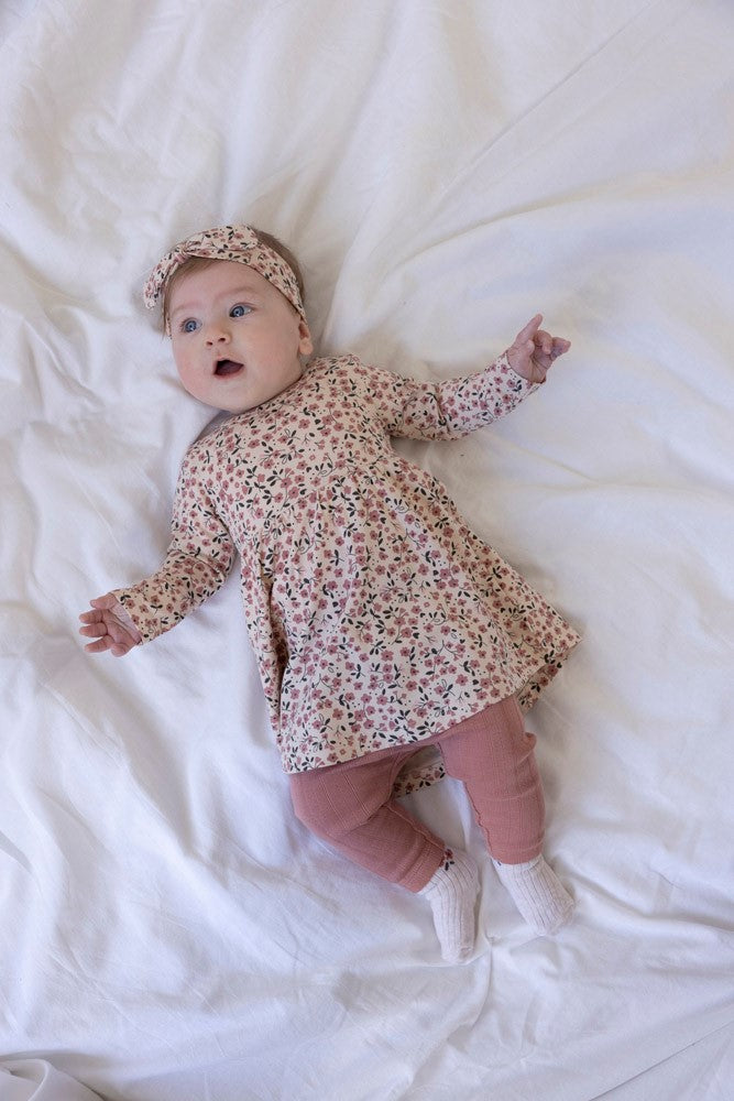 Diese rosa Leggings mit Rippenstruktur aus der Woodland Bloom Kollektion von Feetje zeichnen sich durch einen verspielten Rüschenbund und eine zarte Schleife aus.