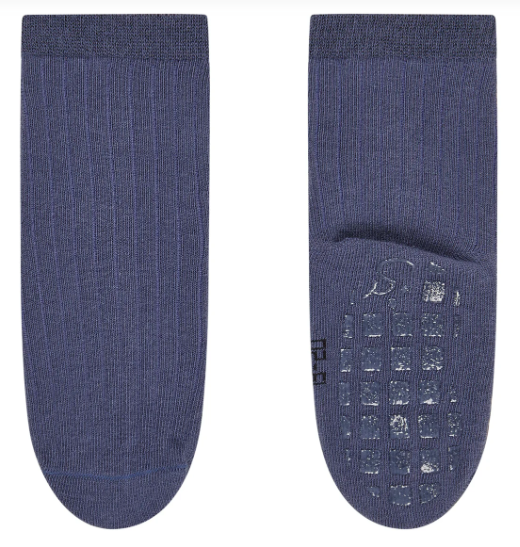 Die ABS Socken DP Krokodil bieten dank weicher Baumwollmischung und atmungsaktivem Material hohen Tragekomfort. Die Anti-Rutsch-Sohle sorgt für sicheren Halt, während das charmante Krokodil-Design für einen verspielten Akzent sorgt. OEKO-TEX zertifiziert und ideal für empfindliche Füße.