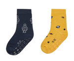 Die ABS Socken DP Rakete im Doppelpack überzeugen mit fröhlichen Raketenmotiven und einer weichen, atmungsaktiven Baumwollmischung. Die rutschfeste Sohle sorgt für sicheren Halt, während das OEKO-TEX Zertifikat schadstofffreie Materialien garantiert. Ideal für Alltag und Spiel, bleiben sie dank Waschbarkeit stets frisch und bequem.