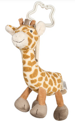 Der Spielzeuganhänger Giraffe Kaya ist weich, kuschelig und leicht mit dem C-Ring an Kinderwagen oder Bettchen zu befestigen. Die integrierte Rassel fördert die Hörwahrnehmung, während die beweglichen Beine zusätzlichen Spielspaß bieten. Waschbar für einfache Reinigung. Ideal für Babys unterwegs.