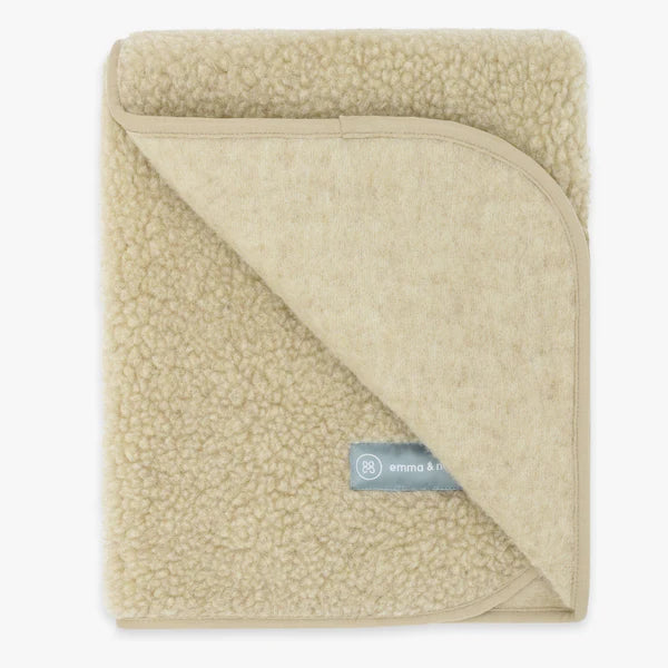 Diese weiche Kuscheldecke aus 100% Merinowolle bietet angenehme Wärme und ist dank Teddystoff besonders gemütlich. Mit der Größe von 75×95 cm eignet sie sich ideal für Zuhause, unterwegs und den Kinderwagen. Hautfreundlich und vielseitig einsetzbar.