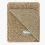 Diese weiche Kuscheldecke aus 100% Merinowolle bietet angenehme Wärme und ist dank Teddystoff besonders gemütlich. Mit der Größe von 75×95 cm eignet sie sich ideal für Zuhause, unterwegs und den Kinderwagen. Hautfreundlich und vielseitig einsetzbar.