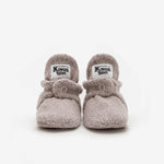 Die Kings & Rebels Baby Booties wurden mit einem einfachen und praktischen Druckknopf- Verschluss entworfen, was das Anziehen von strampelnden Babys in wenigen Sekunden ermöglicht.
Der komplett um die Ferse verlaufende und über dem Knöchel sitzende, integrierte Gummizug verhindert auch bei sehr aktiven Babys das Herunterrutschen des Booties.
Die Booties passen sich perfekt an die individuelle Form der Babyfüße an und schränken somit die natürliche Entwicklung in keinster Weise ein. 
Alle Kings &