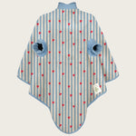 Beschreibung
Das Lätzchen „Boo“ hält Kinder trocken – dank wasserfestem Brustbereich und weichem Frottee. Es bietet viel Bewegungsfreiheit, wächst mit von 6 Monaten bis 4 Jahren und spart Eltern Zeit beim Waschen. Aus 100 % OEKO-Tex Baumwolle, pflegeleicht und frei von Schadstoffen. Ein praktischer und nachhaltiger Begleiter für kleine Abenteurer!
Qualität, die man spürt
Jede Naht ist durchdacht: Nichts drückt, keine harten Kanten.
Umkrempelbare Säume an den Ärmellöchern verhindern Kleckern nach innen.
R