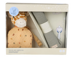 Das Träumli-Set Giraffe Kaya enthält ein weiches Schmusetuch mit Schnullerband und ein Musselintuch. Das Schnullerband passt für alle Schnuller und hält sie griffbereit. Das Set kommt in einer schönen Geschenkverpackung und ist ideal zur Geburt. Alle Teile sind waschbar.