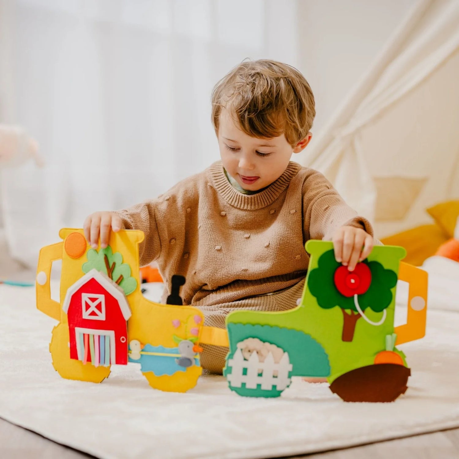 Auf unserem großen, gelben Travel Buddy Traktor gibt es viel zu tun und einiges zu entdecken. Mit dem lustigen Bauern und seinen niedlichen Tieren können unterschiedliche Fähigkeiten ausgebaut werden. Dieser Travel Buddy macht Freude und ist ein pädagogisch wertvolles Spielzeug.