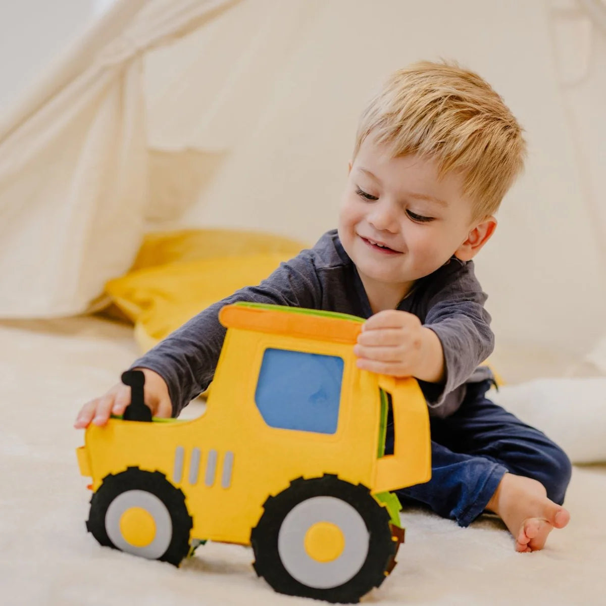 Auf unserem großen, gelben Travel Buddy Traktor gibt es viel zu tun und einiges zu entdecken. Mit dem lustigen Bauern und seinen niedlichen Tieren können unterschiedliche Fähigkeiten ausgebaut werden. Dieser Travel Buddy macht Freude und ist ein pädagogisch wertvolles Spielzeug.