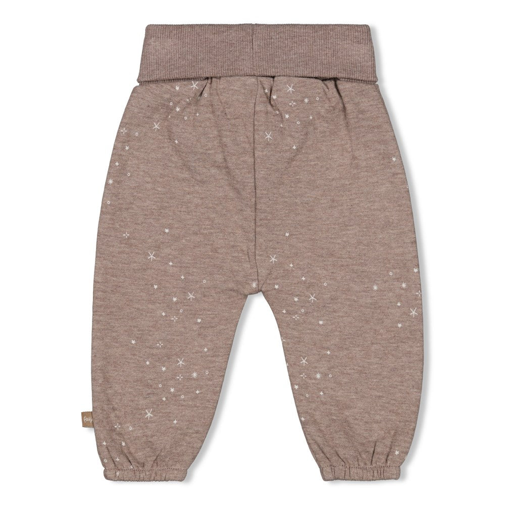 braunmelierte lange Hose mit dezenten weißen Sternchen