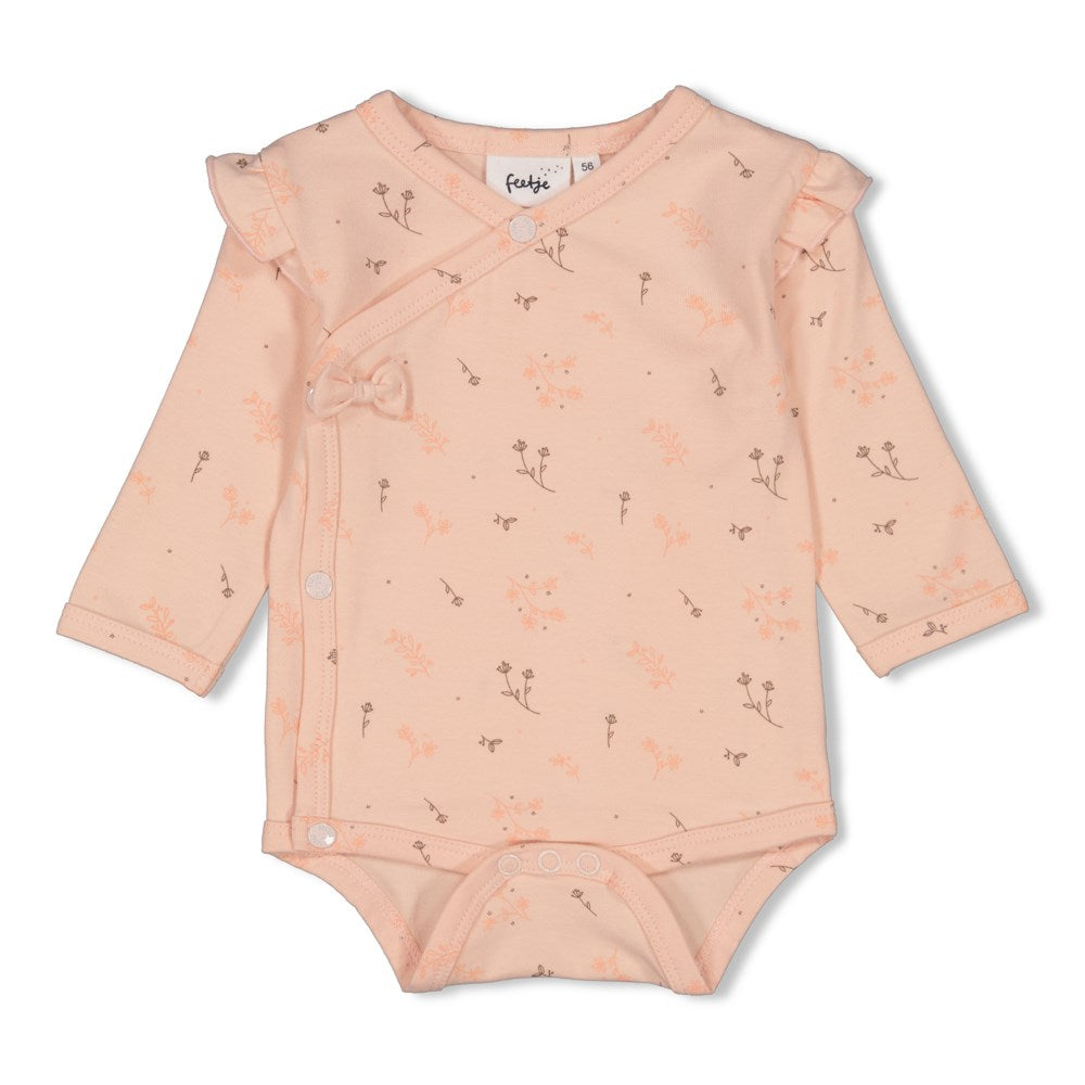 Wickelbody in dezentem rosa mit Blumenmuster und zusätzlichen kleinen Details (Schleife und Rüschen)