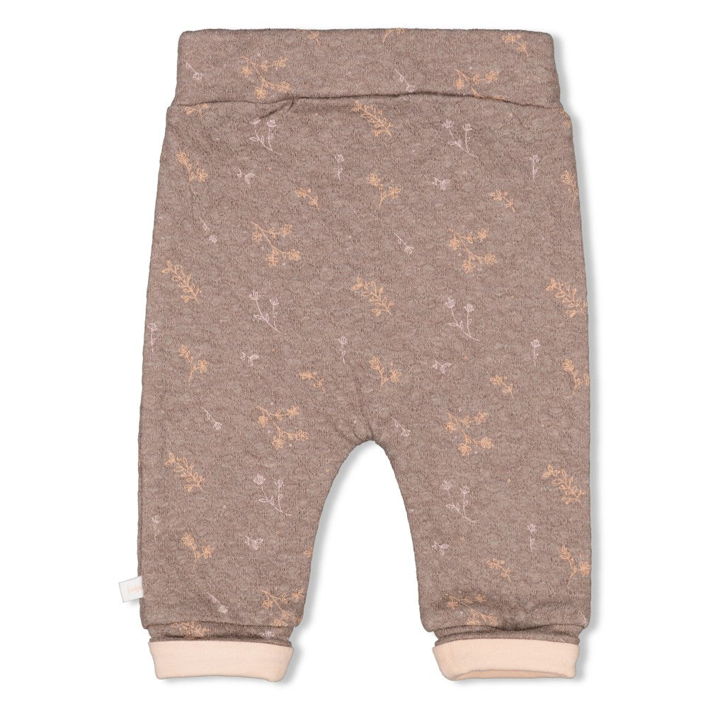 braunmelierte Hose mit dezentem Blumendruck