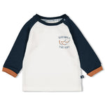 Beschreibung
Dieses weiße Langarmshirt von Feetje besticht durch kontrastreiche dunkelblaue Ärmel, die einen modernen Look schaffen. Der weiche Stoff bietet hohen Tragekomfort und macht es zum idealen Begleiter für Alltag und Freizeit. Setzen Sie auf Stil und Bequemlichkeit in einem.