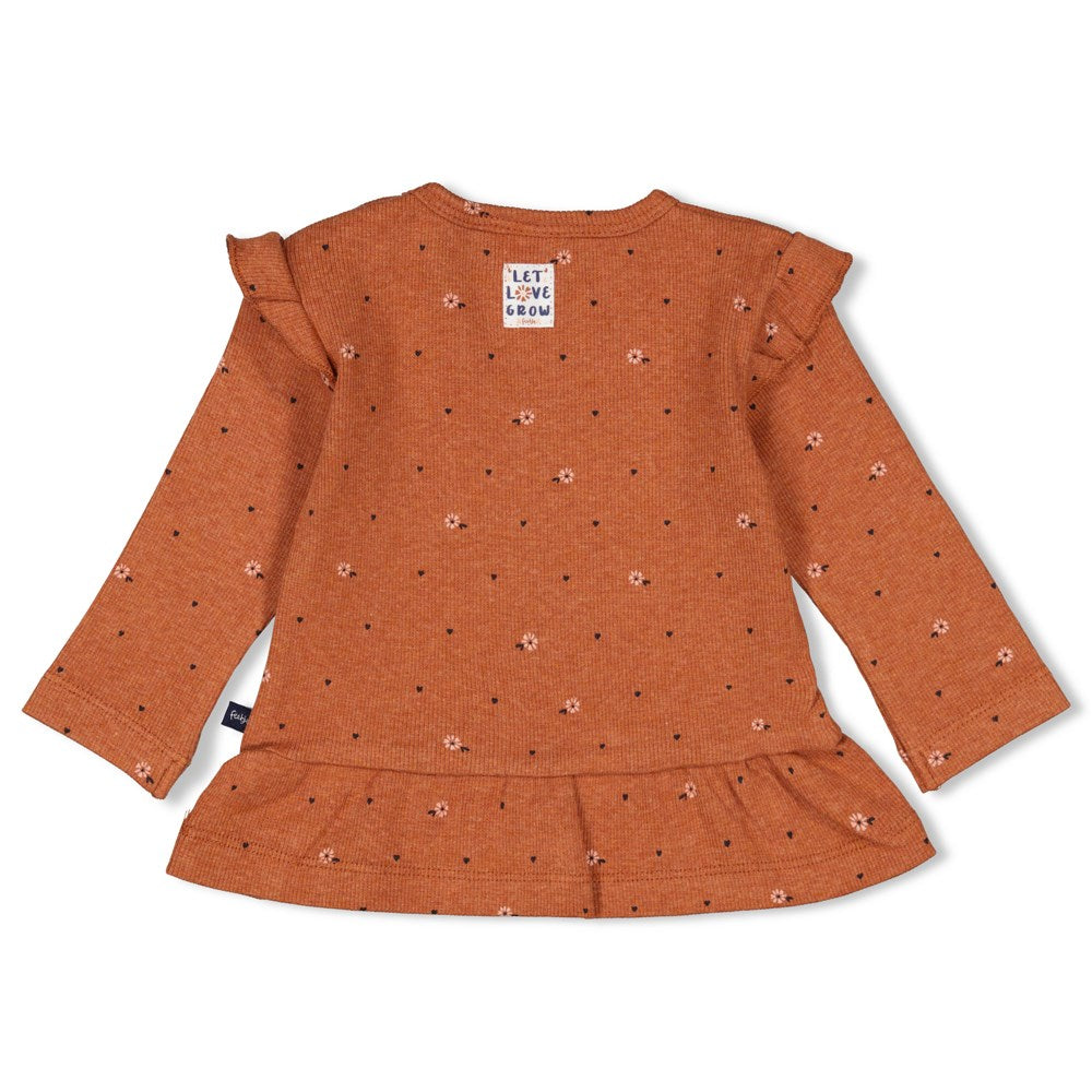 Beschreibung
Dieses langärmlige Shirt von Feetje in Haselnuss/Mélange besticht durch zarte Rüschen, die dem Look eine verspielte und feminine Note verleihen. Die weiche Qualität sorgt für angenehmen Tragekomfort, während die dezente Farbgebung vielseitig kombinierbar ist. Ein stilvolles Basic, das jedem Outfit eine elegante Raffinesse verleiht.