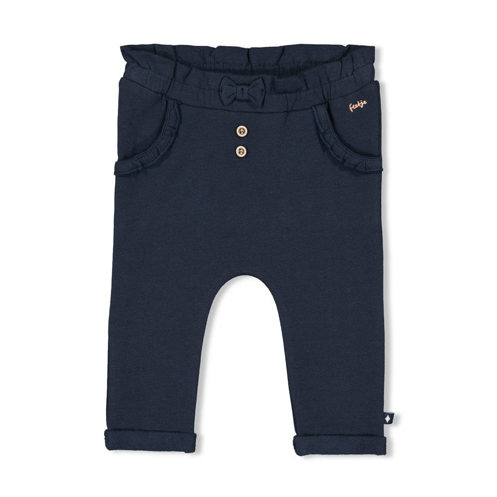 dunkelblaue Hose mit Rüschen und Masche