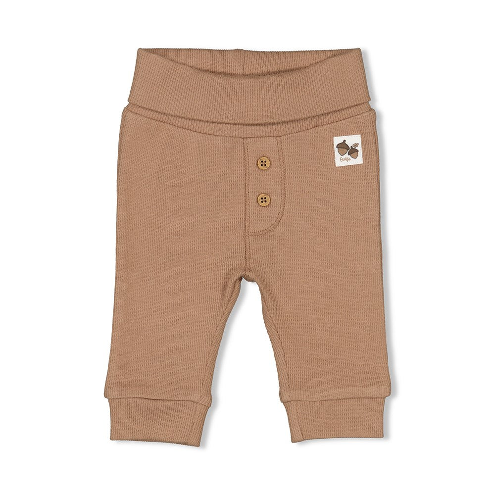 Diese Hose aus der Herbstkollektion Acorn von Feetje ist eine entzückende Wahl für Ihr Baby. Sie ist aus hochwertigen Materialien gefertigt und bietet sowohl Komfort als auch Bewegungsfreiheit. Entdecken Sie jetzt die Vorteile dieser Hose für Ihr Kind!