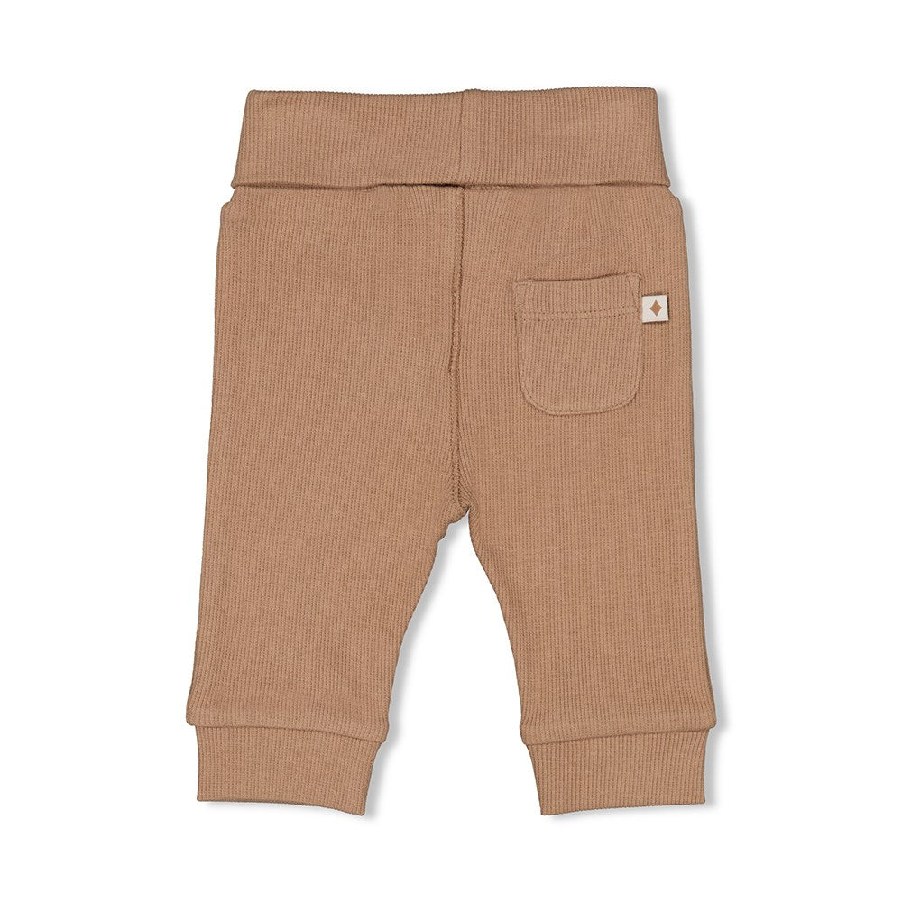 Diese Hose aus der Herbstkollektion Acorn von Feetje ist eine entzückende Wahl für Ihr Baby. Sie ist aus hochwertigen Materialien gefertigt und bietet sowohl Komfort als auch Bewegungsfreiheit. Entdecken Sie jetzt die Vorteile dieser Hose für Ihr Kind!
