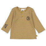 Beschreibung
Dieses Langarmshirt aus der Keep Rolling Kollektion von Feetje überzeugt mit hochwertiger Verarbeitung und zeitlosem Design. Es bietet angenehmen Tragekomfort und ist ideal für aktive Kinder, die Wert auf Stil und Bewegungsfreiheit legen. Perfekt für jede Jahreszeit und vielseitig kombinierbar – ein Must-have für kleine Entdecker.