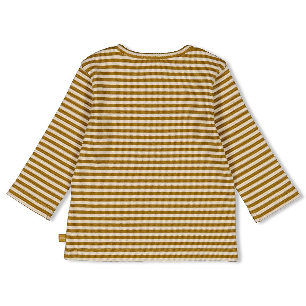 Beschreibung
Dieses Langarmshirt aus der Keep Rolling Kollektion von Feetje überzeugt mit hochwertiger Verarbeitung und zeitlosem Design. Es bietet angenehmen Tragekomfort und ist ideal für aktive Kinder, die Wert auf Stil und Bewegungsfreiheit legen. Perfekt für jede Jahreszeit und vielseitig kombinierbar – ein Must-have für kleine Entdecker.