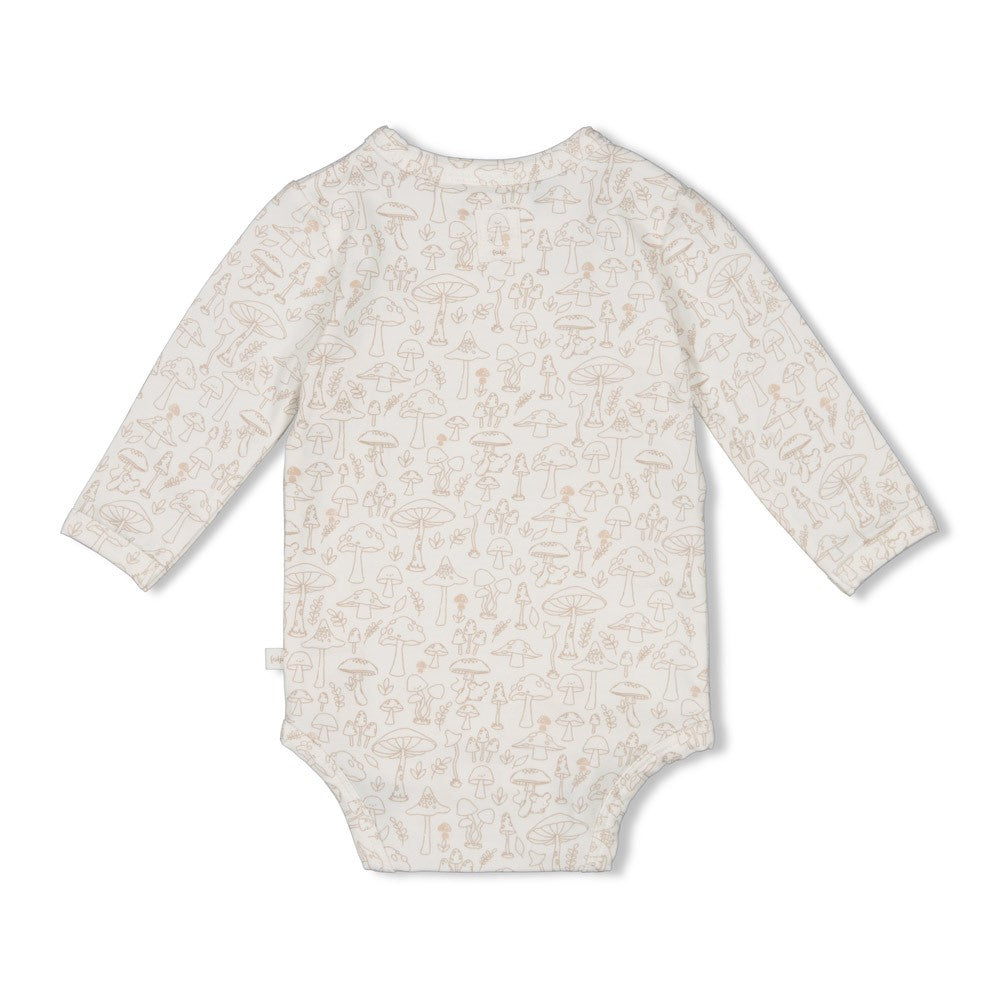 Der Wickelbody aus der Dear Autumn Kollektion von Feetje ist mit einem durchgehenden Pilz-Muster gestaltet und sorgt für behaglichen Komfort bei Ihrem Baby.