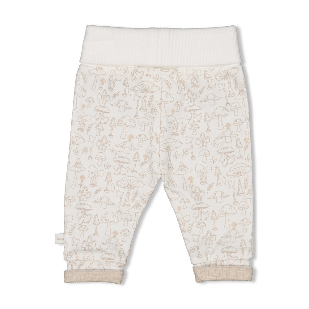 Diese Hose aus der Dear Autumn Kollektion von Feetje besticht durch ein durchgängiges Pilz-Allover-Muster und verleiht jedem Outfit einen einzigartigen, herbstlichen Charme.