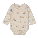 Dieser Wickelbody aus der Sleepy Sheepy Kollektion von Feetje besticht durch einen niedlichen All-Over Schafprint und sorgt für gemütlichen Tragekomfort bei Ihrem Baby.