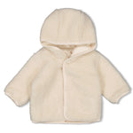 Diese kuschelige Wendejacke mit Kapuze aus der Sleepy Sheepy Kollektion von Feetje begeistert mit einem charmanten Schafmuster auf der einen Seite und bietet vielseitigen Tragekomfort für Ihr Kind.