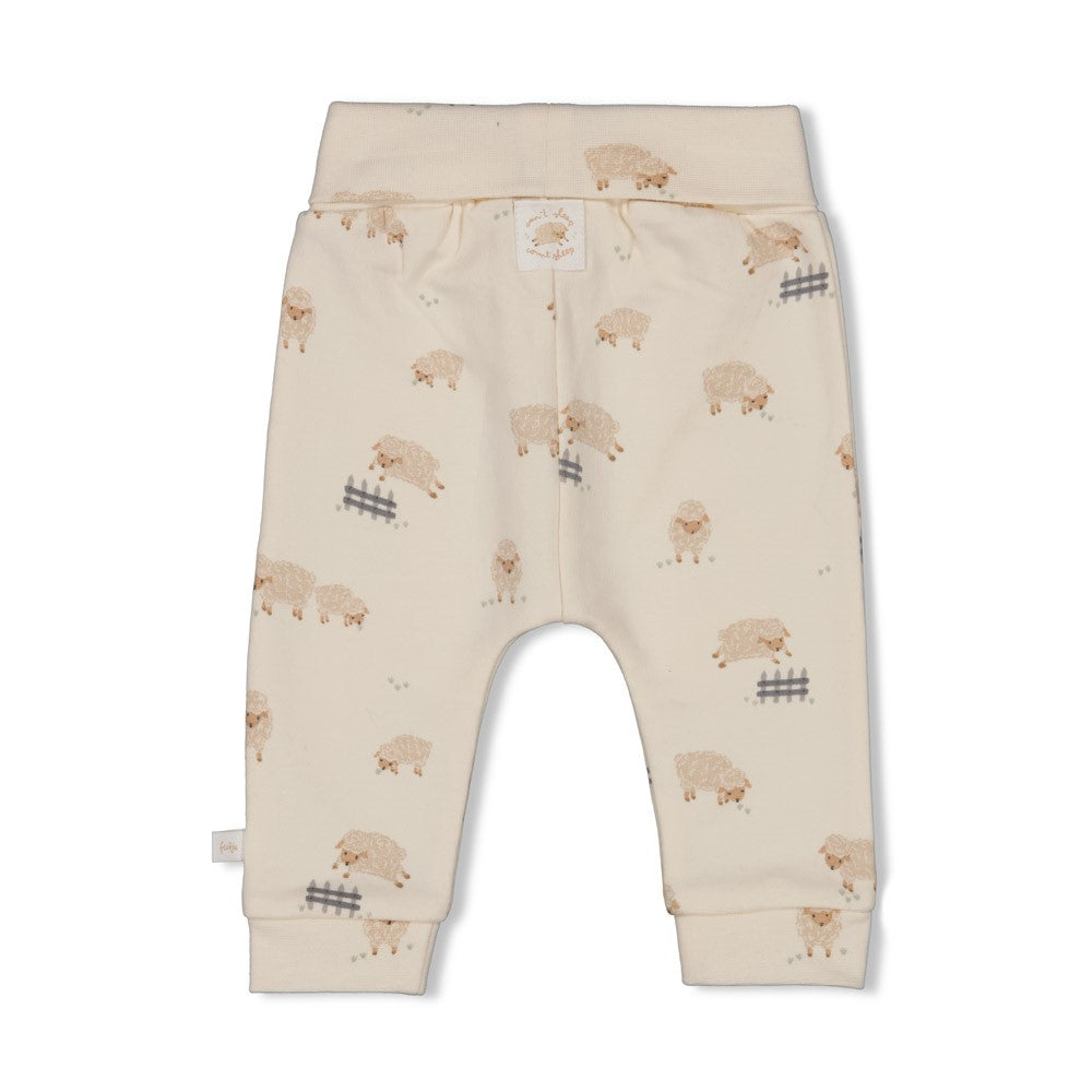 Diese Hose aus der Sleepy Sheepy Kollektion von Feetje besticht durch ein charmantes Schafsmotiv und sorgt für einen verspielten Look.