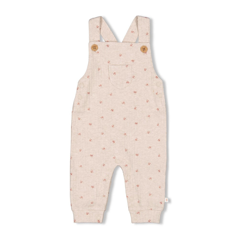 Diese gerippte Latzhose aus der Morning Sun Kollektion von Feetje besticht durch zarte, kleine Blumenmuster und sorgt für einen charmanten Look.