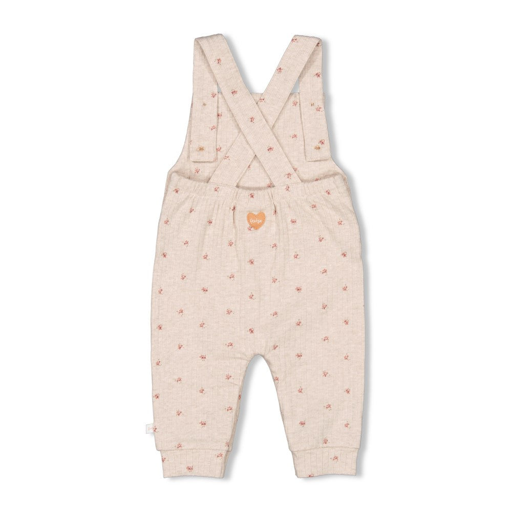 Diese gerippte Latzhose aus der Morning Sun Kollektion von Feetje besticht durch zarte, kleine Blumenmuster und sorgt für einen charmanten Look.