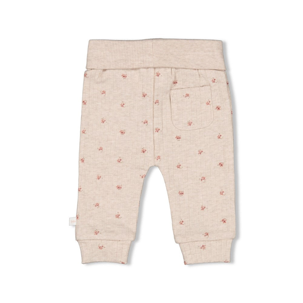 Diese gerippte Hose aus der Morning Sun Kollektion von Feetje besticht durch zarte, kleine Blumenmuster und verleiht jedem Outfit eine frische, verspielte Note.