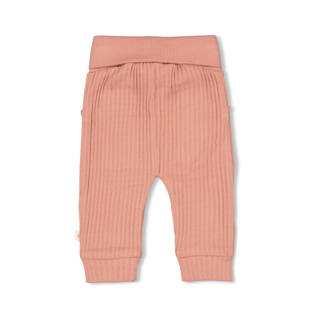 Diese rosa gerippte Hose aus der Morning Sun Kollektion von Feetje überzeugt durch ihr zartes Design und angenehmen Tragekomfort.