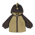 Diese weiche Kapuzenjacke in Braun und Grün mit Dinosaurier-Motiv gehört zur Rawrsome Kollektion von Feetje und sorgt für wohlige Wärme.