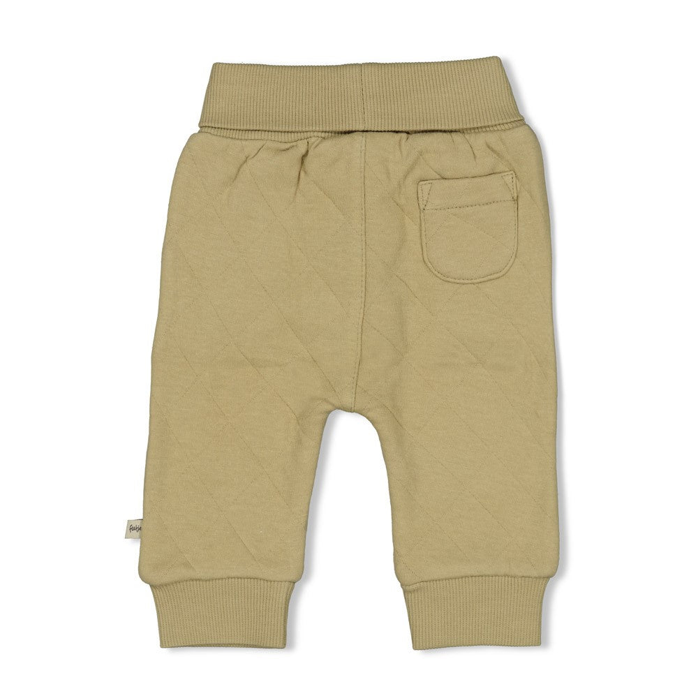 Diese grüne Hose stammt aus der Rawrsome Kollektion von Feetje und bietet Komfort und Stil für jeden Tag.