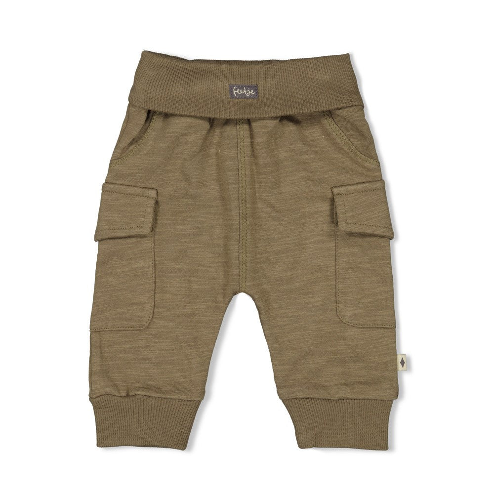 Diese Cargo-Hose stammt aus der Rawrsome Kollektion von Feetje und bietet praktische Funktionalität kombiniert mit modernem Stil.