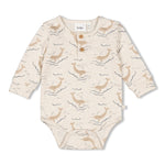 Dieser Body aus der Narwal Kollektion von Feetje besticht durch ein durchgängiges Narwal-Design und sorgt für eine liebevolle Optik bei Ihrem Baby.