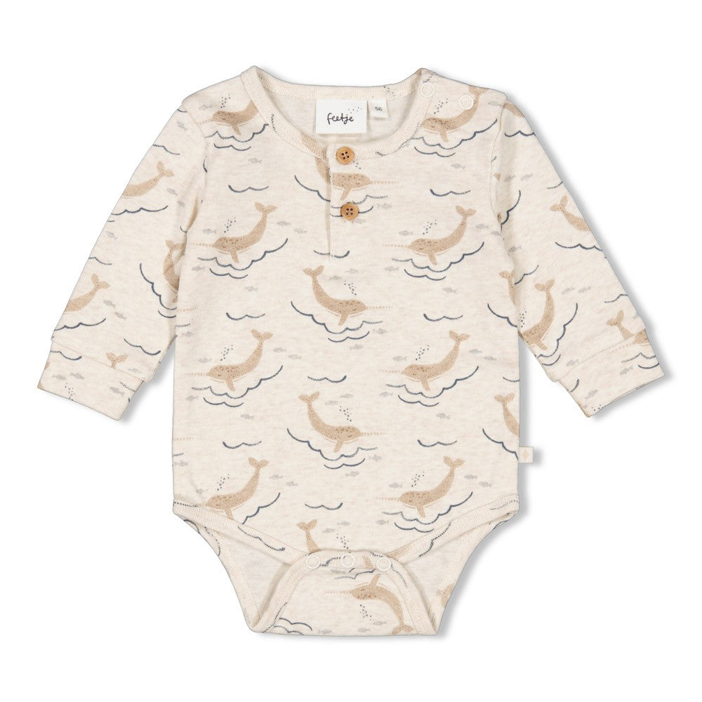 Dieser Body aus der Narwal Kollektion von Feetje besticht durch ein durchgängiges Narwal-Design und sorgt für eine liebevolle Optik bei Ihrem Baby.
