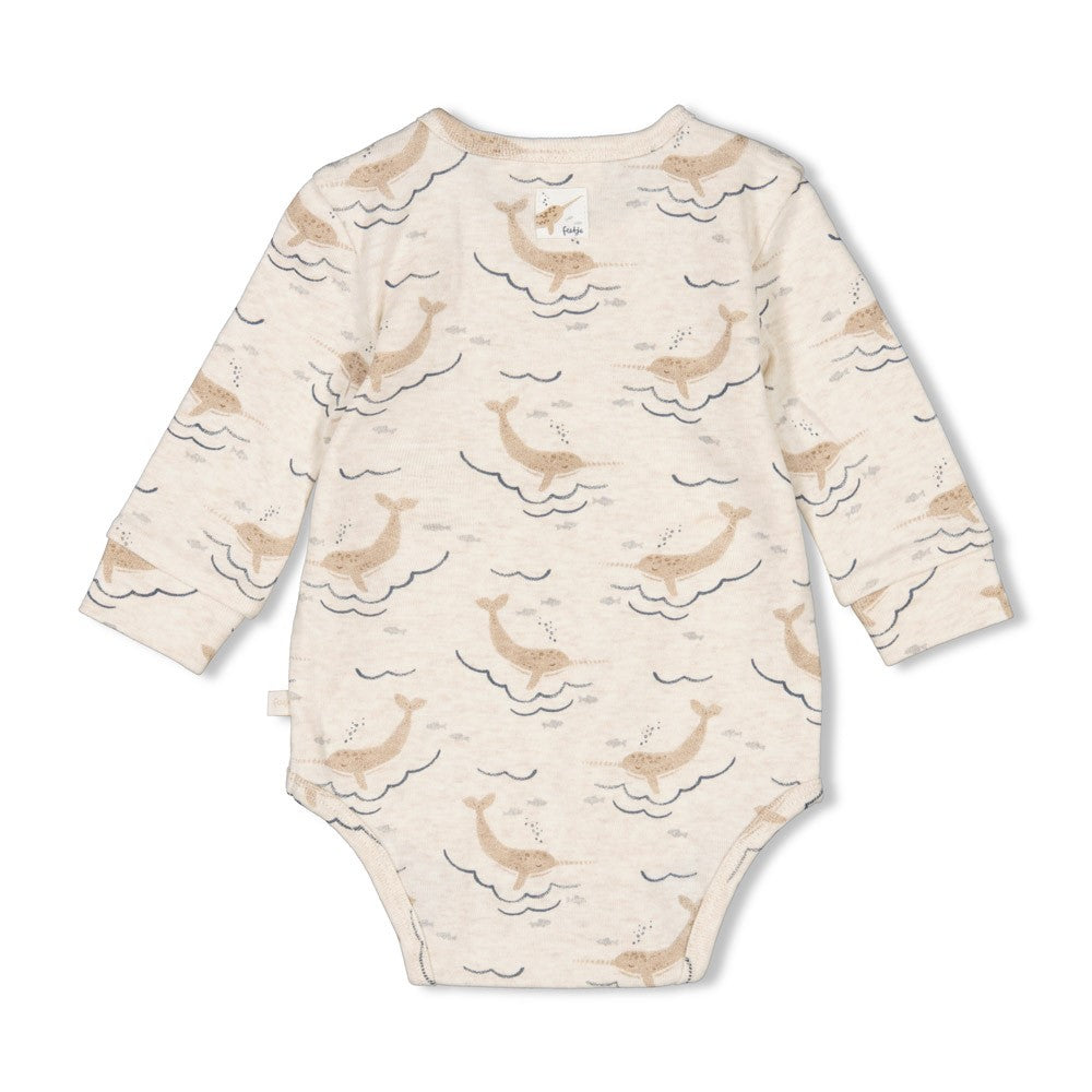 Dieser Body aus der Narwal Kollektion von Feetje besticht durch ein durchgängiges Narwal-Design und sorgt für eine liebevolle Optik bei Ihrem Baby.