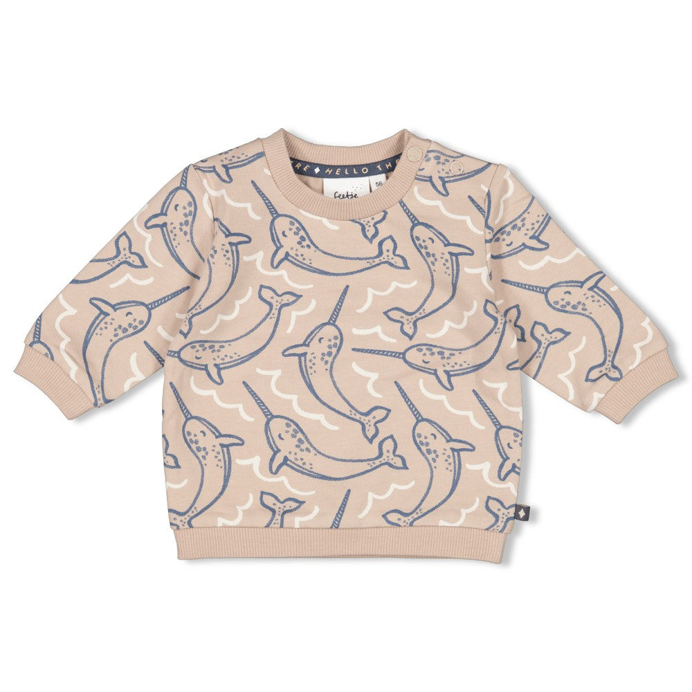 Dieser beige Pullover aus der Narwal-Kollektion von Feetje besticht durch einen durchgehenden Narwal-Print und bietet angenehmen Tragekomfort.